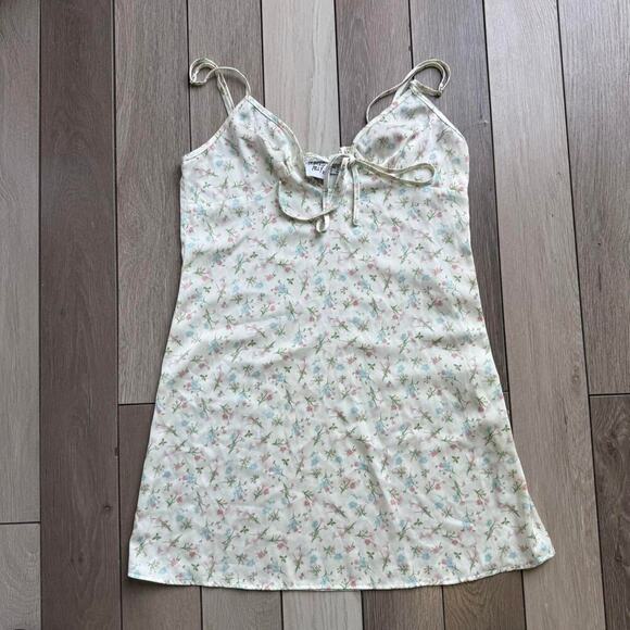 Princess Polly Dresses & Skirts - White floral princess polly size 4